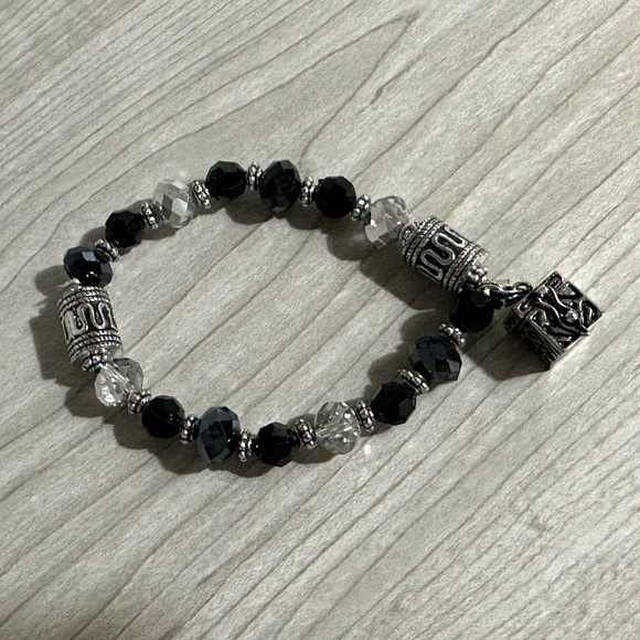 Black & Silver Beaded bracelet with mini box - Picture 1 of 7